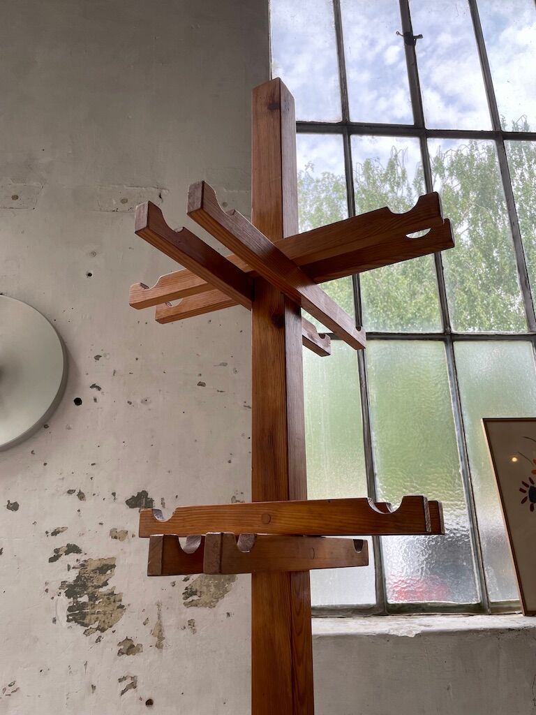 Patère wears pine coat 70