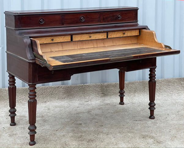 Desk called piano