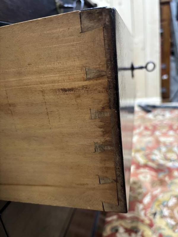 Meuble d’appoint ou commode ouvrant par 4 tiroirs