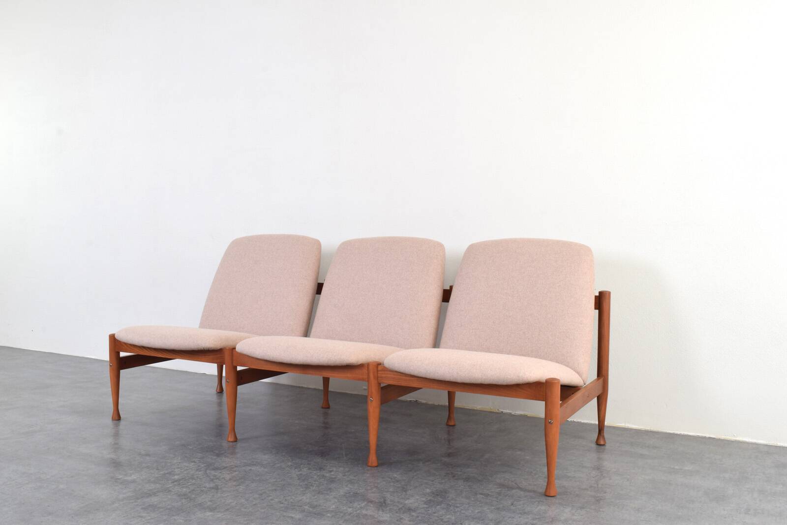 Canapé Mid-Century par Marian Grabiński, années 1960.