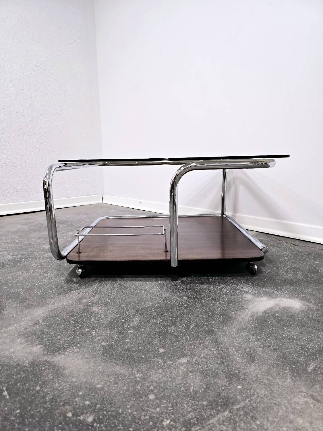 Table basse bauhaus en noyer des années 1970