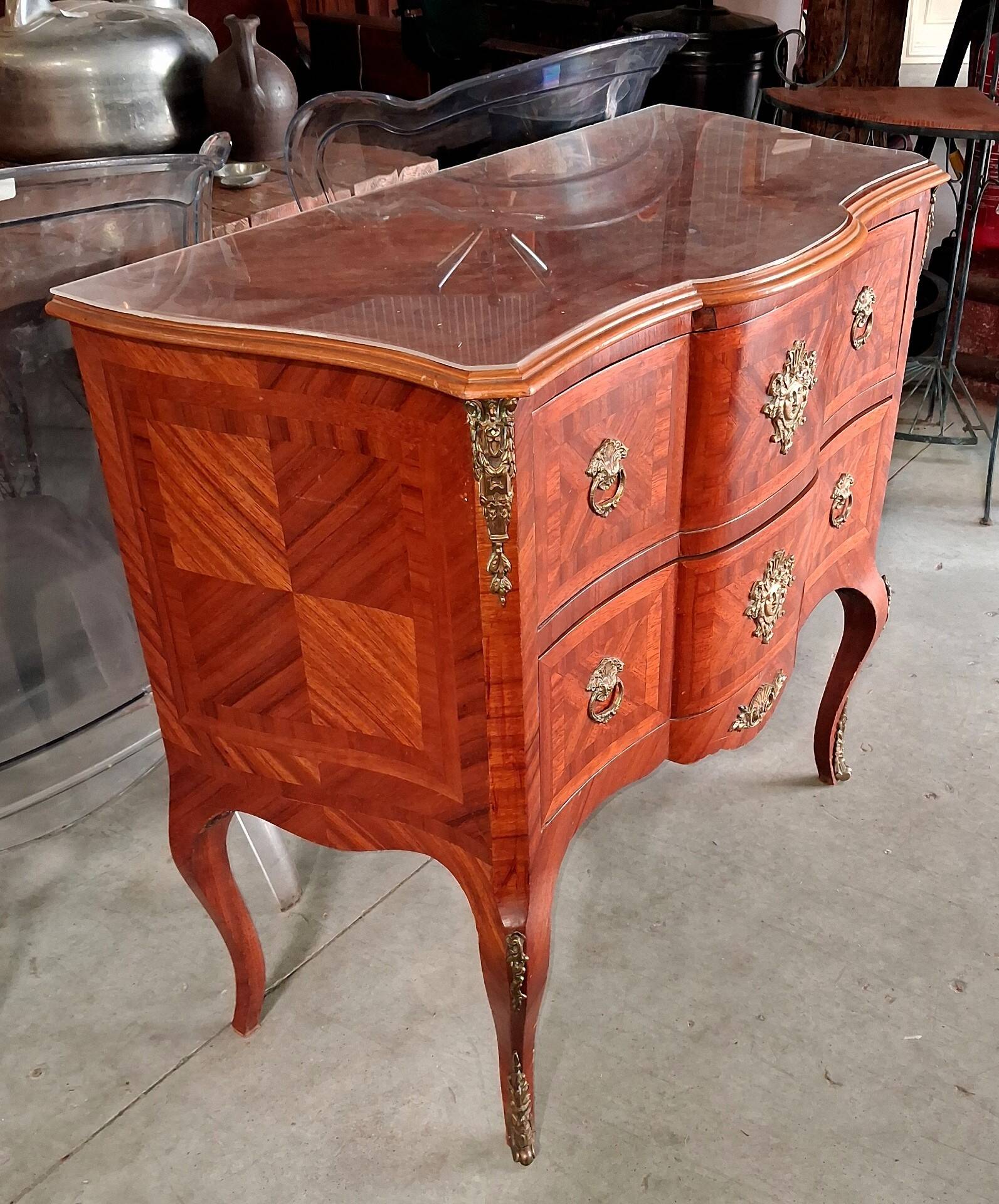 Curved jump commode in Louis XV style with marquetry and gilded bronzes.