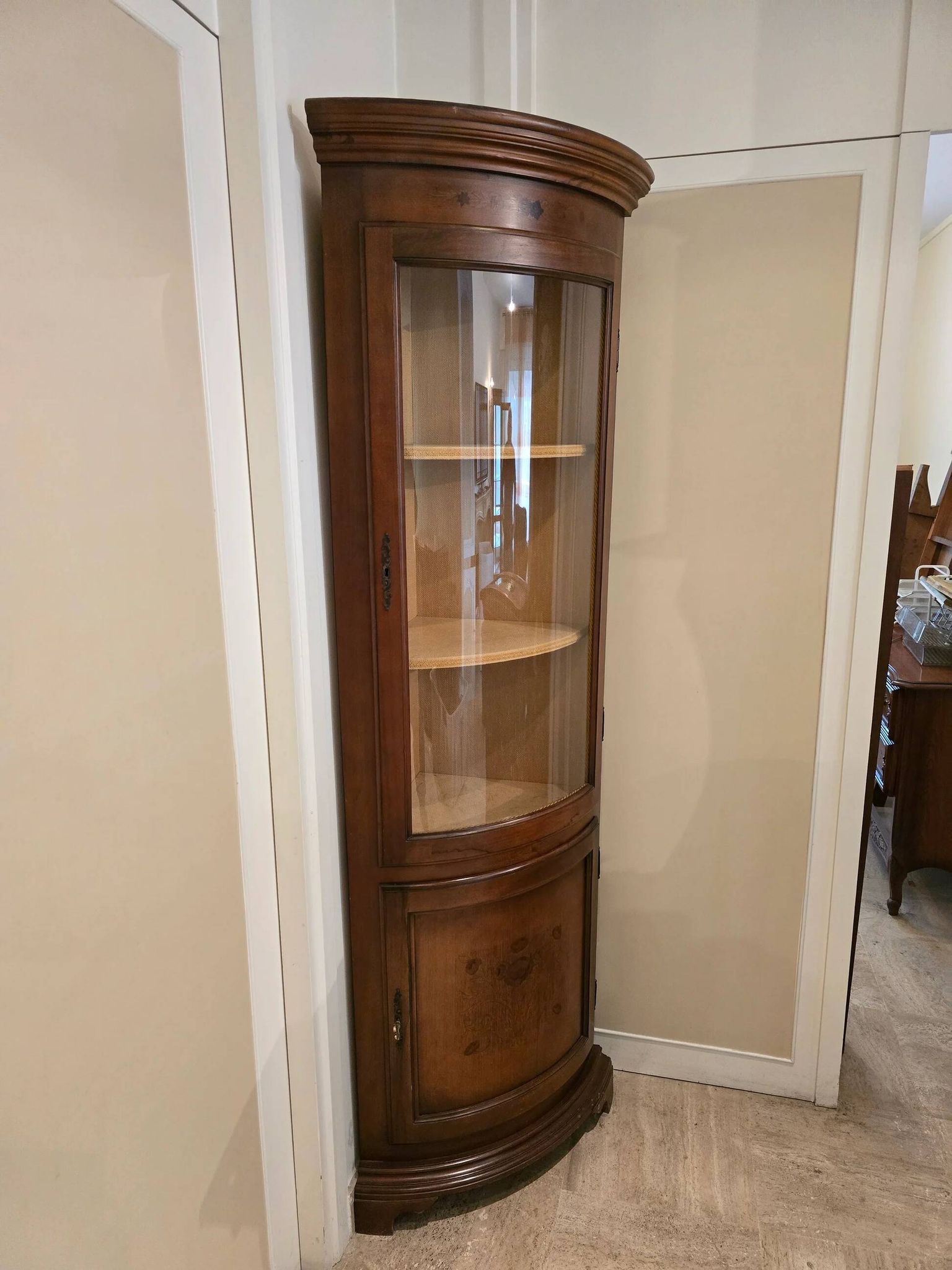 Vitrine d’encoignure ancienne en bois marqueté — Travail début XXe