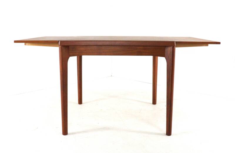 Henning Kjaernulf pour la table à manger carrée extensible Vejle - design danois