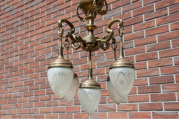 Lustre en laiton du milieu du XXe siècle, Europe occidentale