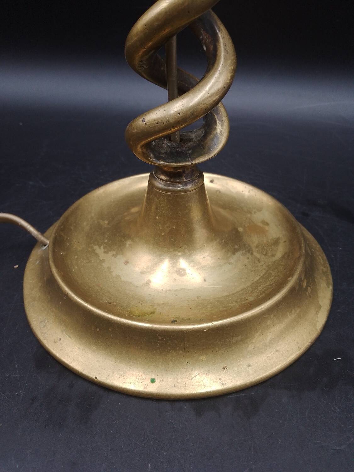 Belle et Grande Twisted table lamp in solid brass circa 1920 Height 40 cm