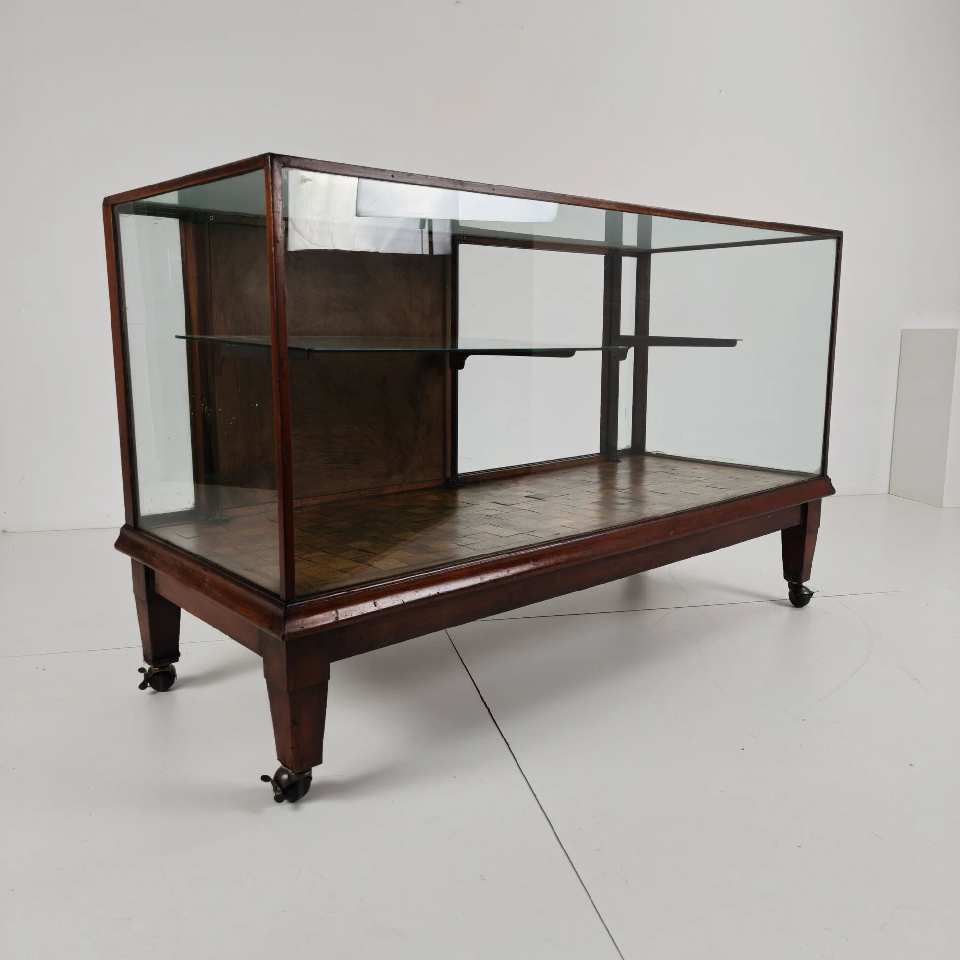 English shop display / shop counter (1910–1920)