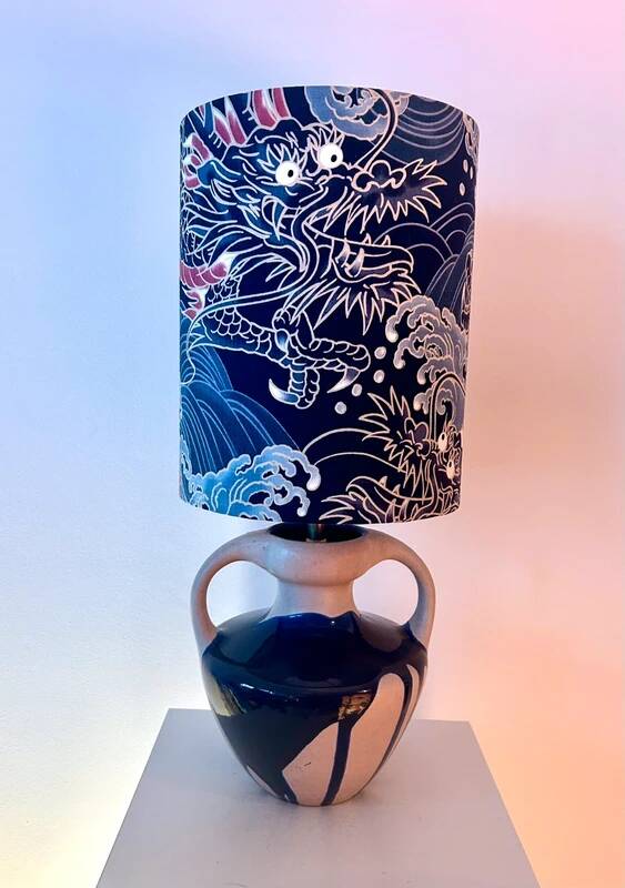 Lampe vase recyclée avec tissu de dragon japonais – céramiques Marei avec expression