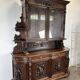 Buffet deux corps de chasse de style Henri II en chêne sculpté vitré