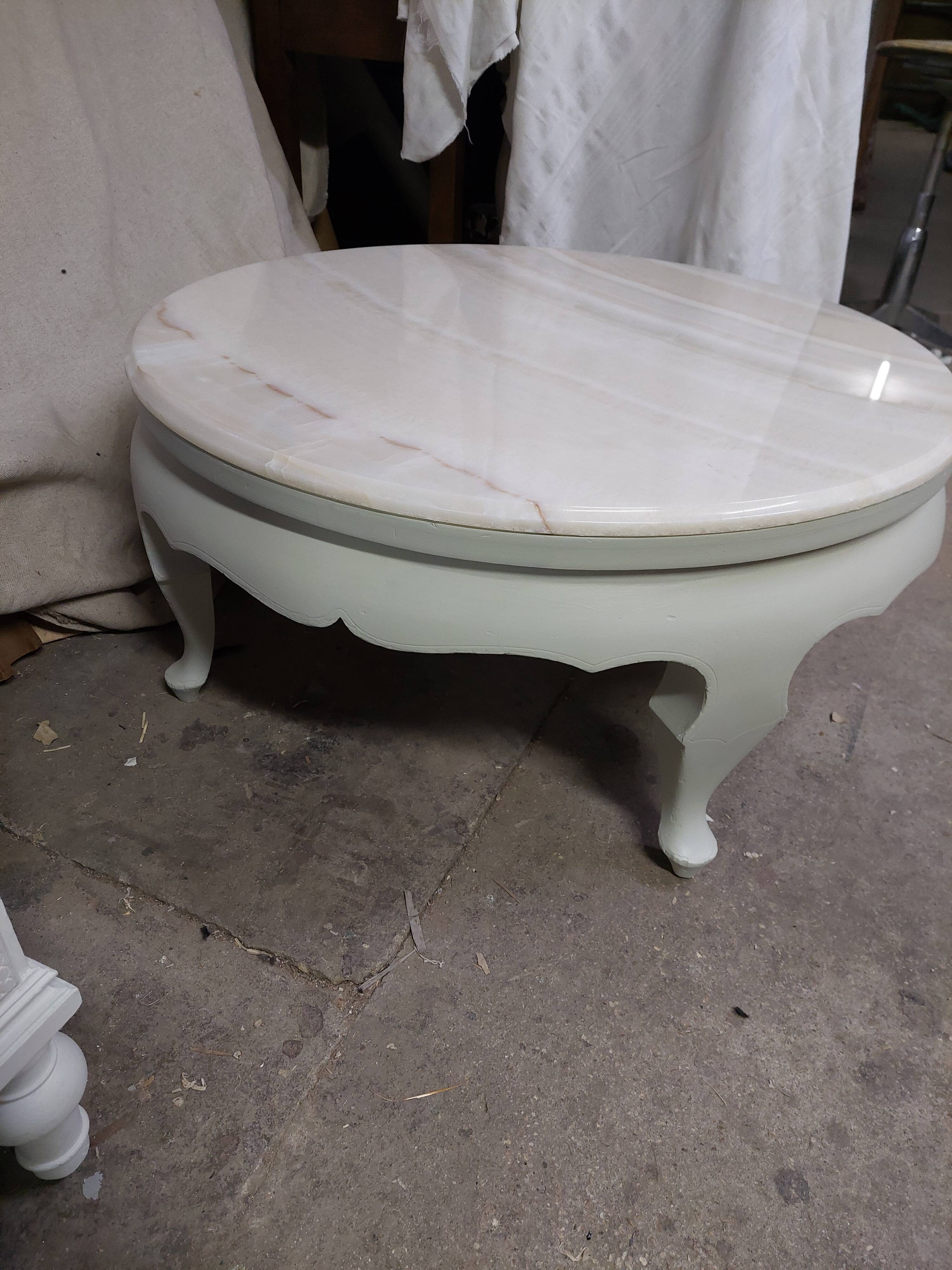 Table basse ronde avec plateau en marbre