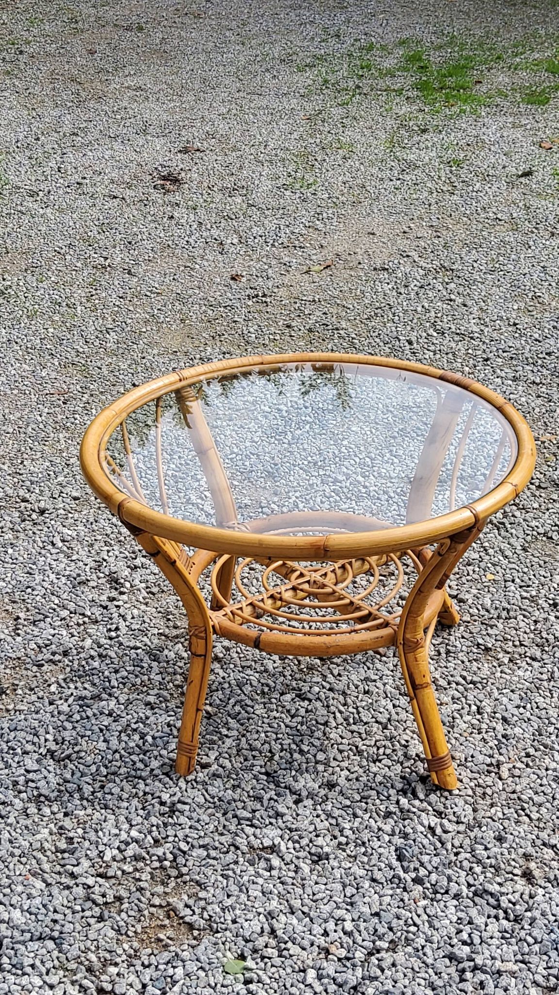 Table basse ronde en rotin plateau en verre des années 70