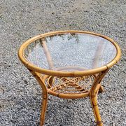 Table basse ronde en rotin plateau en verre des années 70