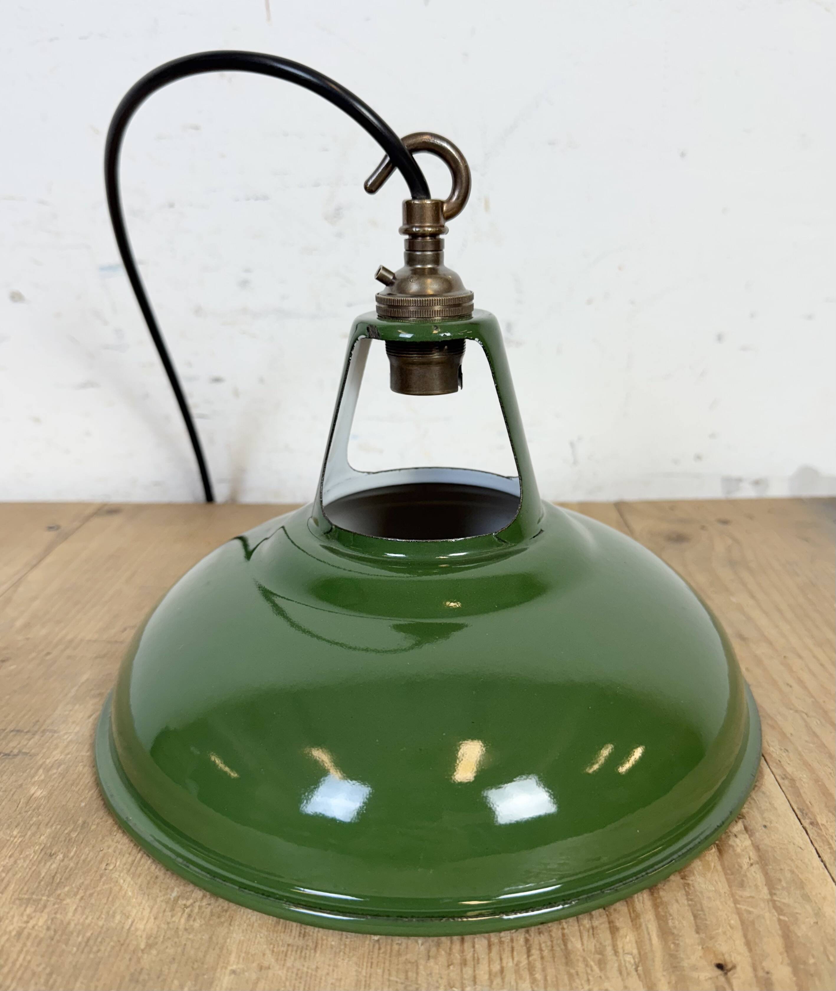 Suspension industrielle en émail vert de Coolicon, années 1950