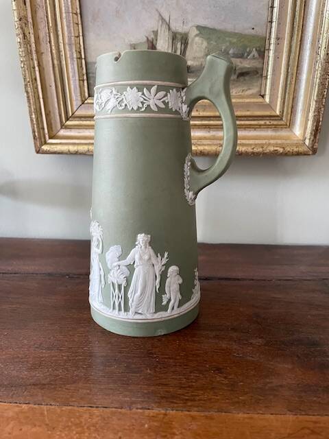 pichet  en jaspe vert Wedgwood 1878 décor Antiquité