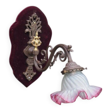 Applique murale Art nouveau : métal français, abat-jour rose opaline, années 1950