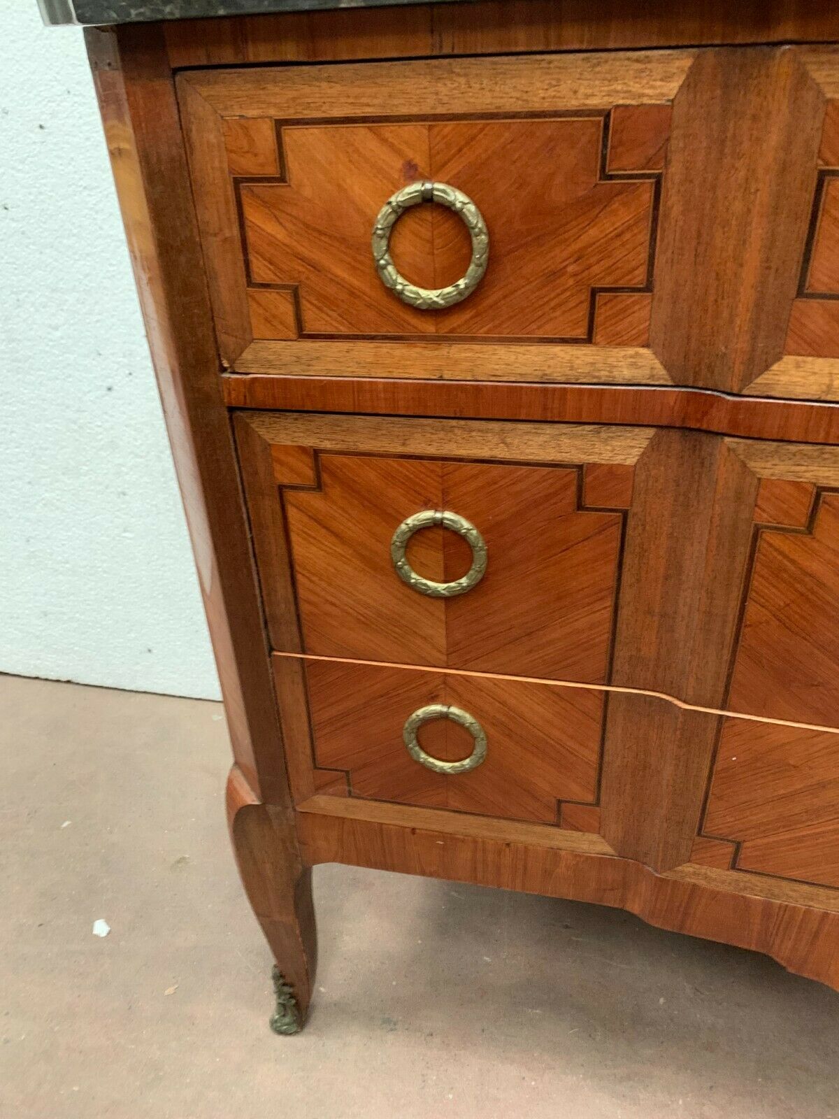 Transition style chest of drawers in rosewood and amaranth veneer, 20th century