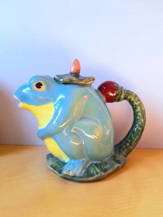 Athezza frog teapot in earthenware