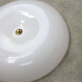 Grande applique murale italienne moderne du milieu du siècle en plexiglas et laiton