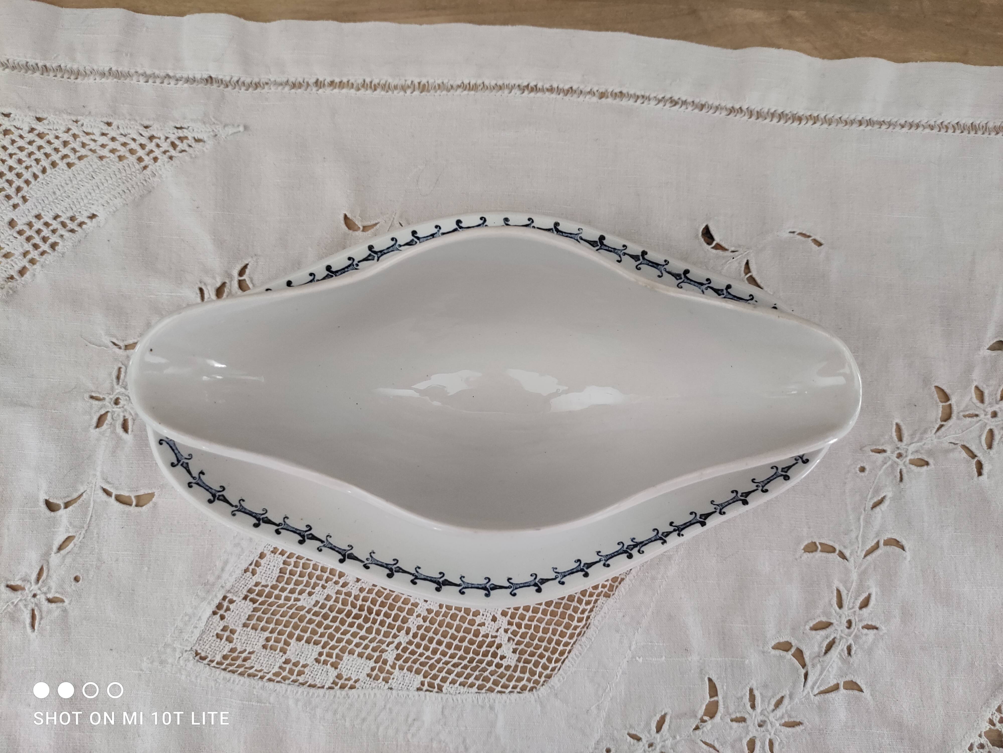 Saucière sur dormant Saint-Amand decoration frieze arabesques bleues