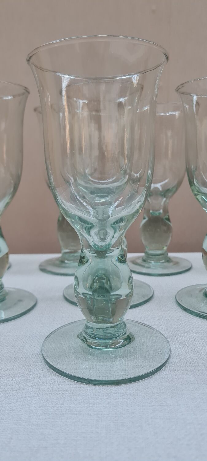Service of 8 blown glass stemmed glasses