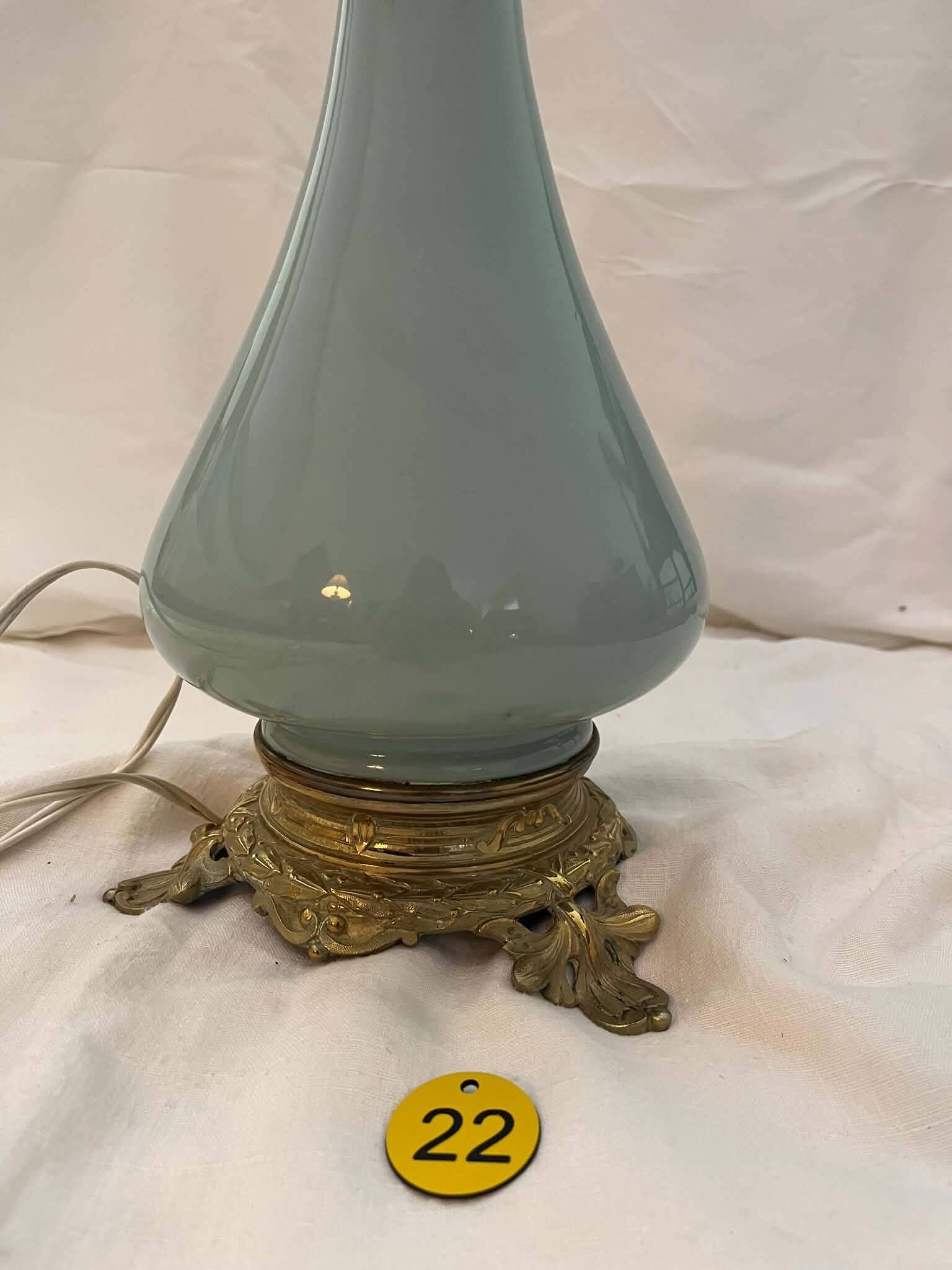 Oil lamp in celadon and bronze with its original glass globe, 19th century.