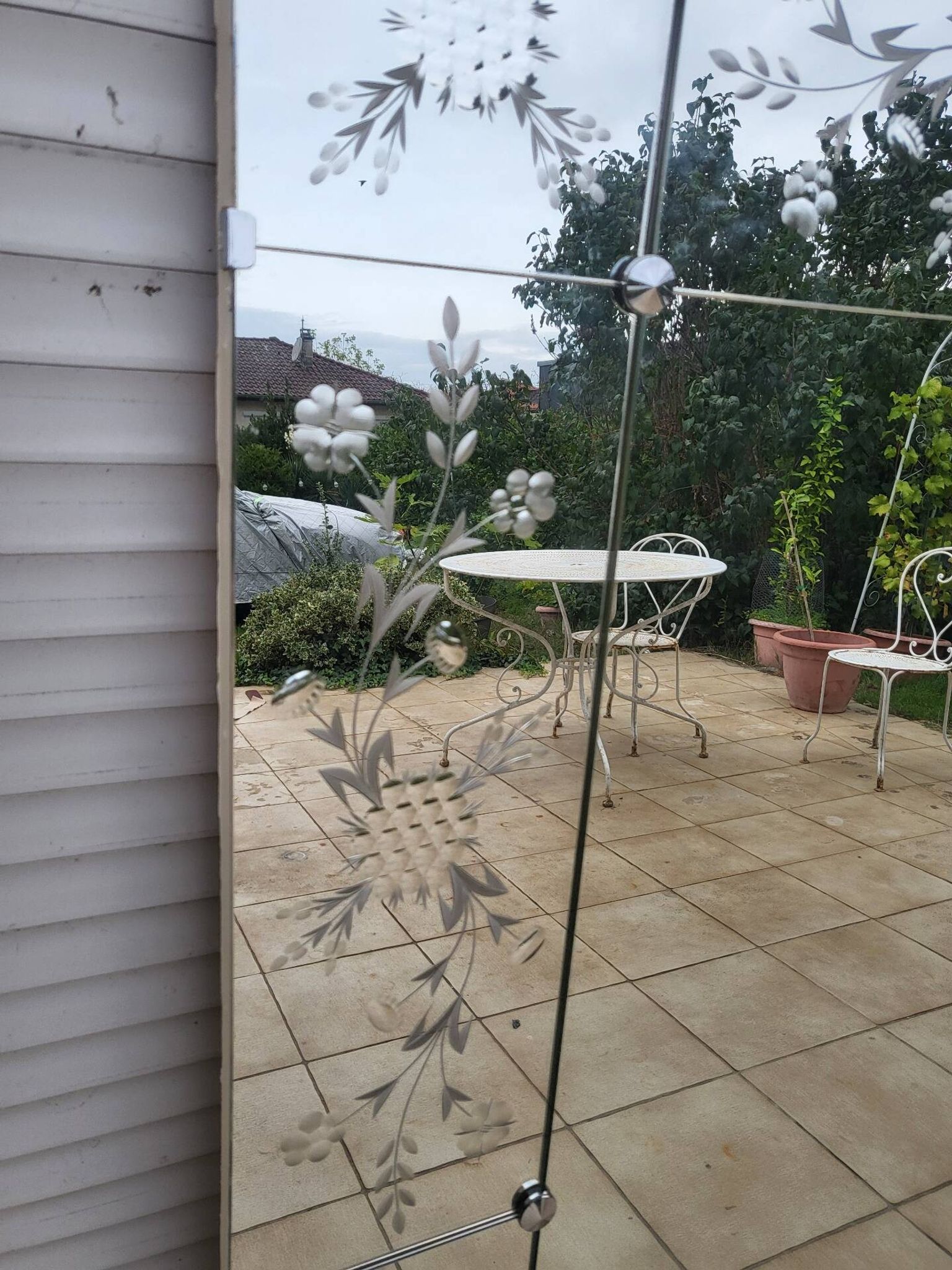 Large Venetian-style mirror engraved with silver-plated frames.