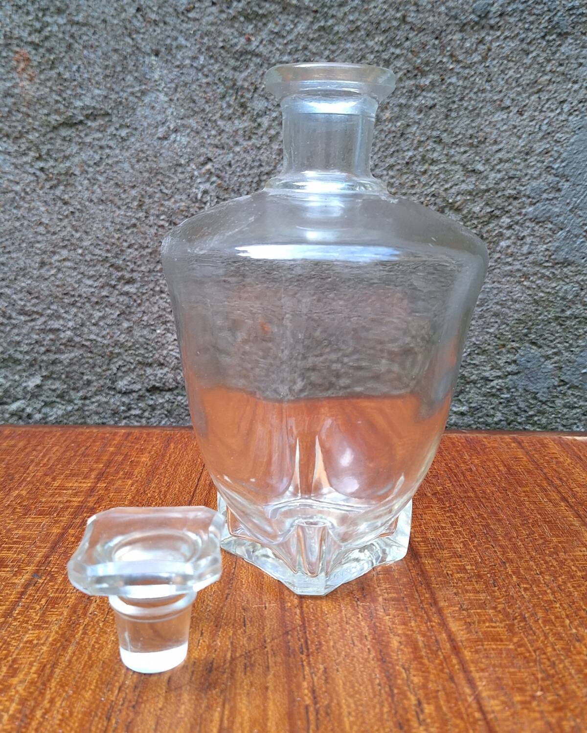 Moulded glass carafe