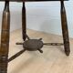 Table basse ronde, tripode, de style breton
