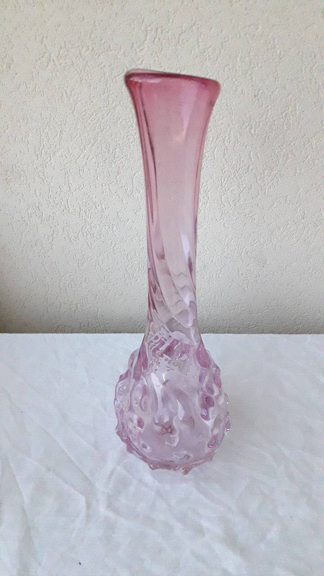 Vase en verre rose