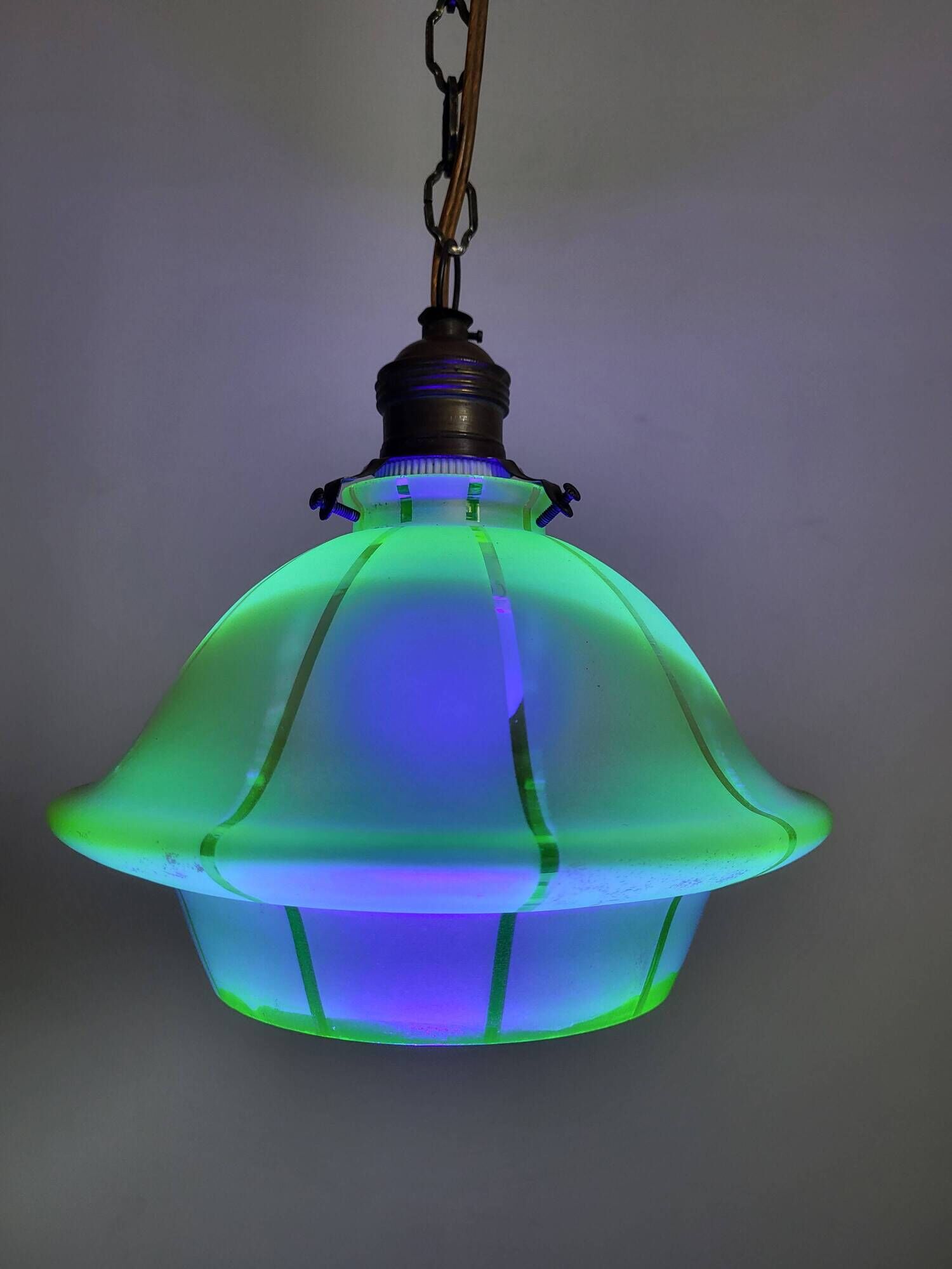 Lampe à main art déco en glaçure d’uranium; symmetrisch gelijnd, Belgique