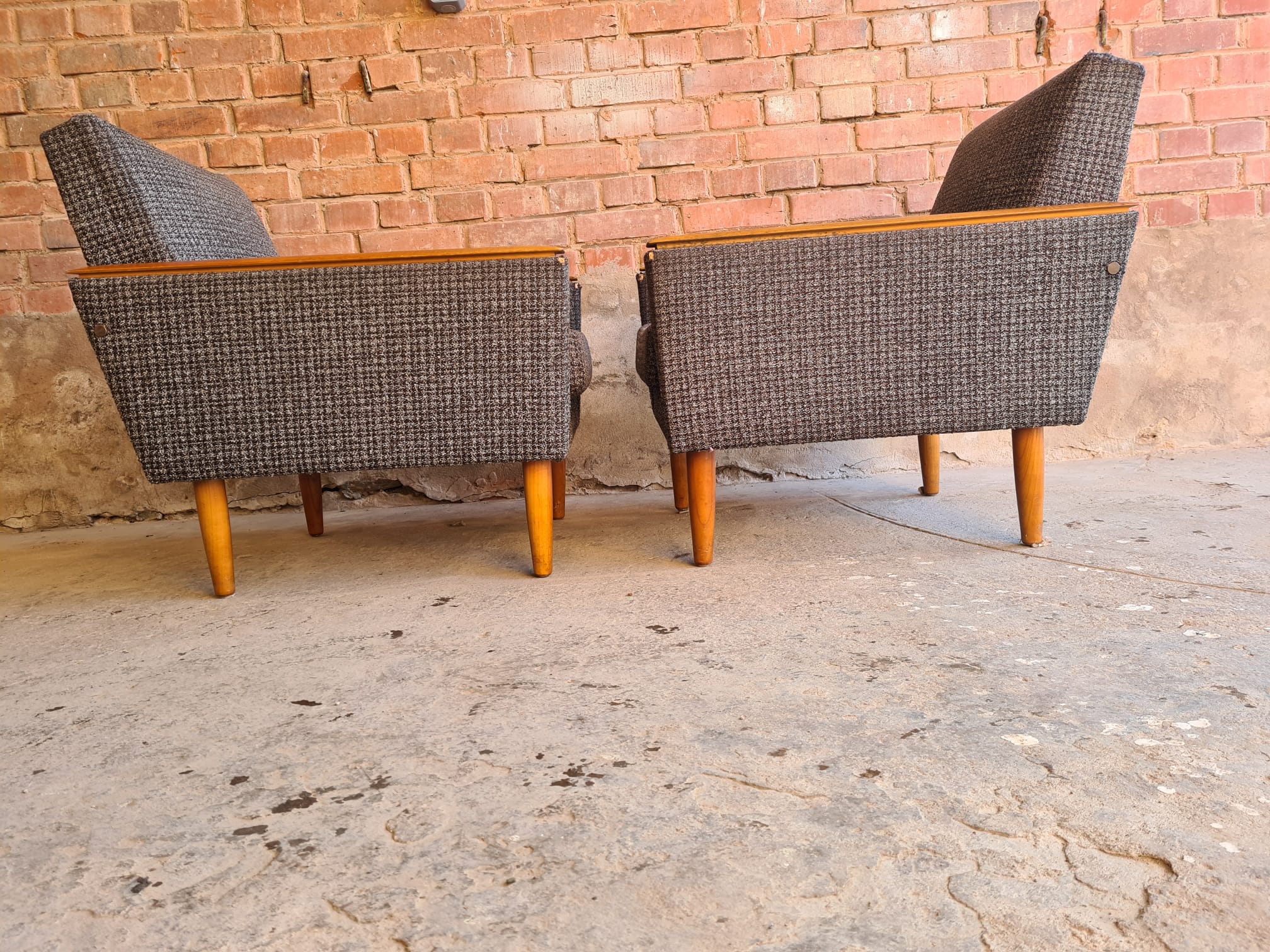 Paire de fauteuils club 70"