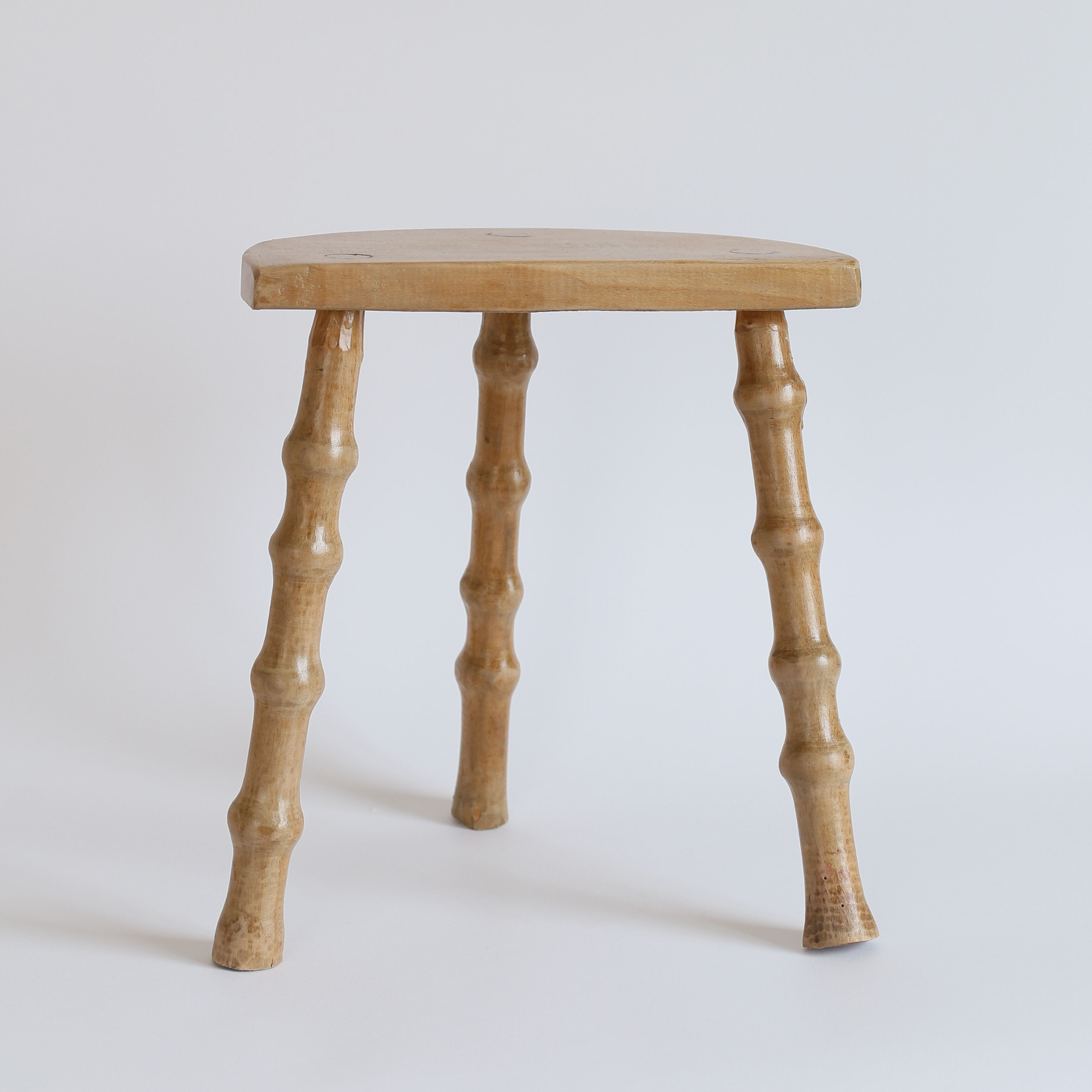 Tabouret tripode en bois clair