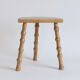 Tabouret tripode en bois clair