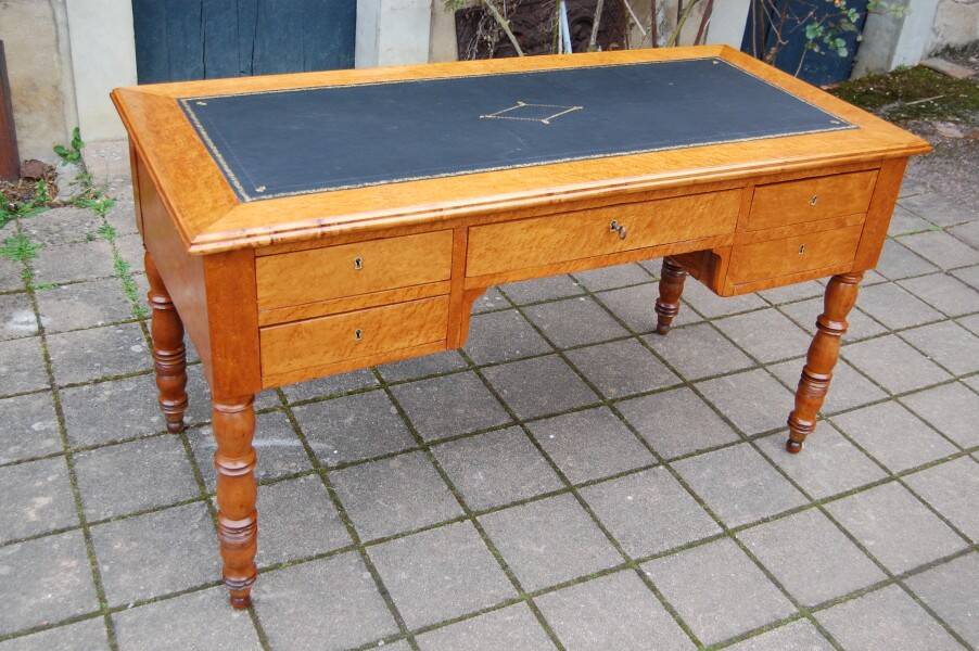 Louis Philippe period desk in mottled maple and cherry, 19th century.