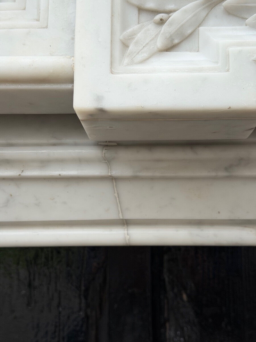 Cheminée de style Louis XVI en marbre blanc de Carrare vers 1880