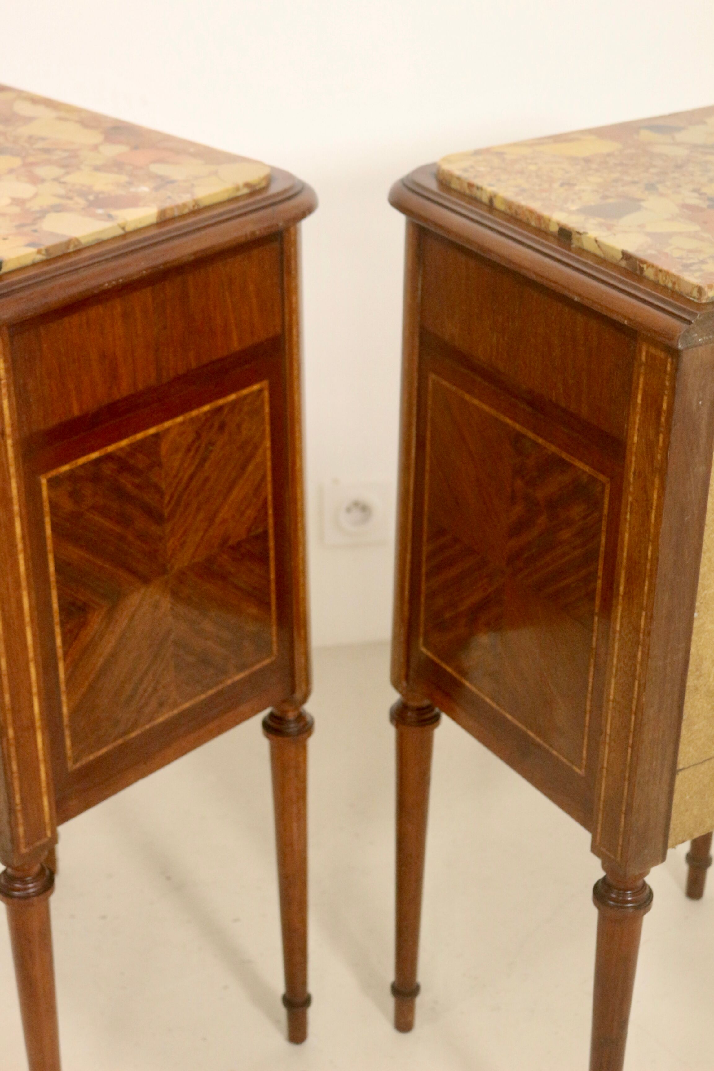 Pair of marquetry bedside tables decorated in marble façade Brèche d'Aleppo. Ref Toulouse.