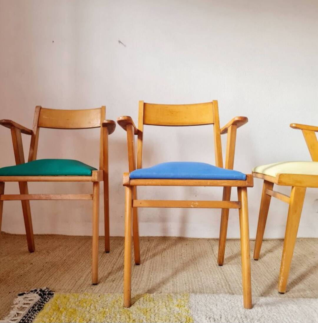 Serie de chaises accoudoirs années 50 assises colorées