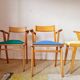 Serie de chaises accoudoirs années 50 assises colorées