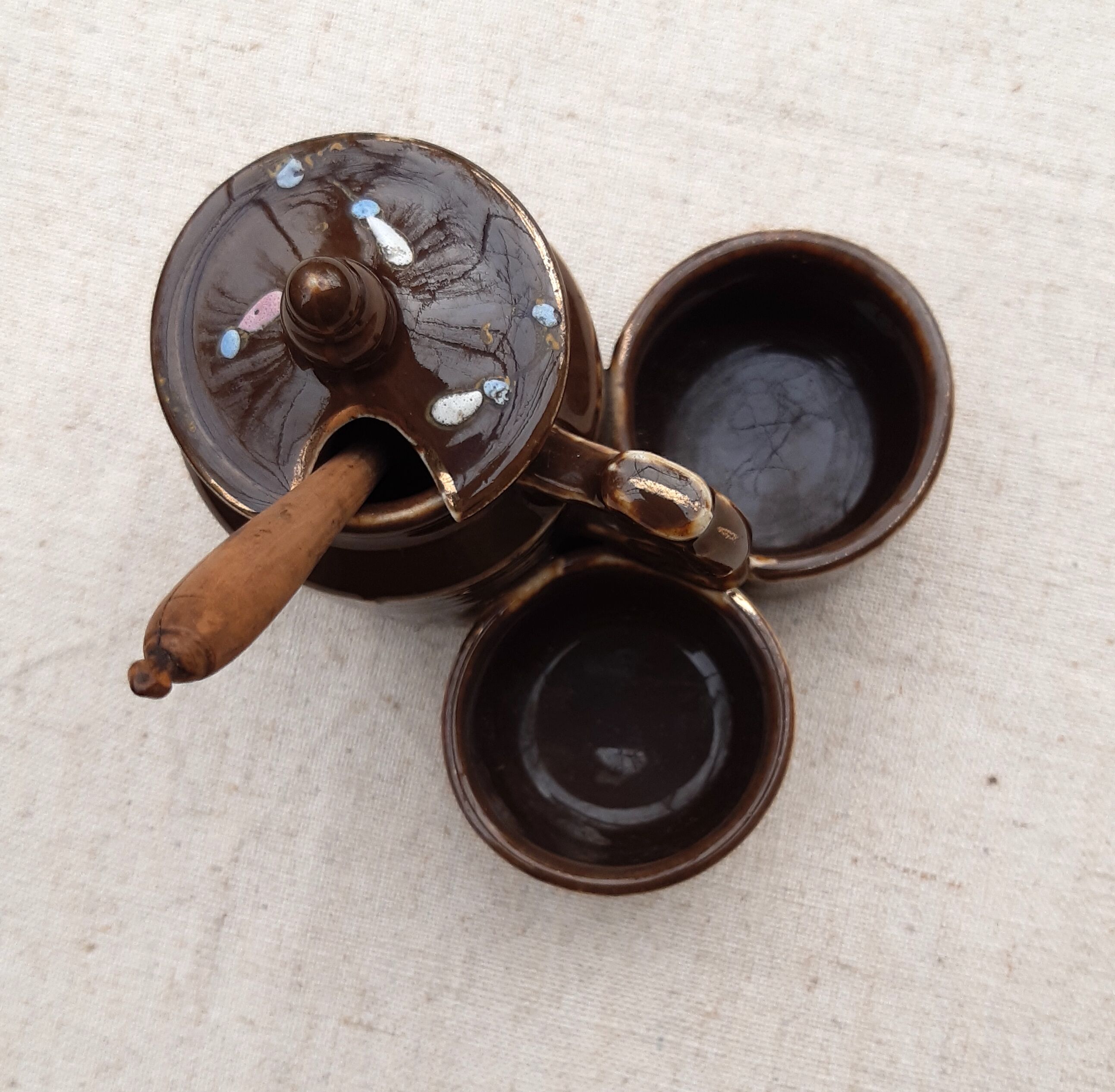 mustard with salt and pepper, brown enamelled sandstone with floral motifs