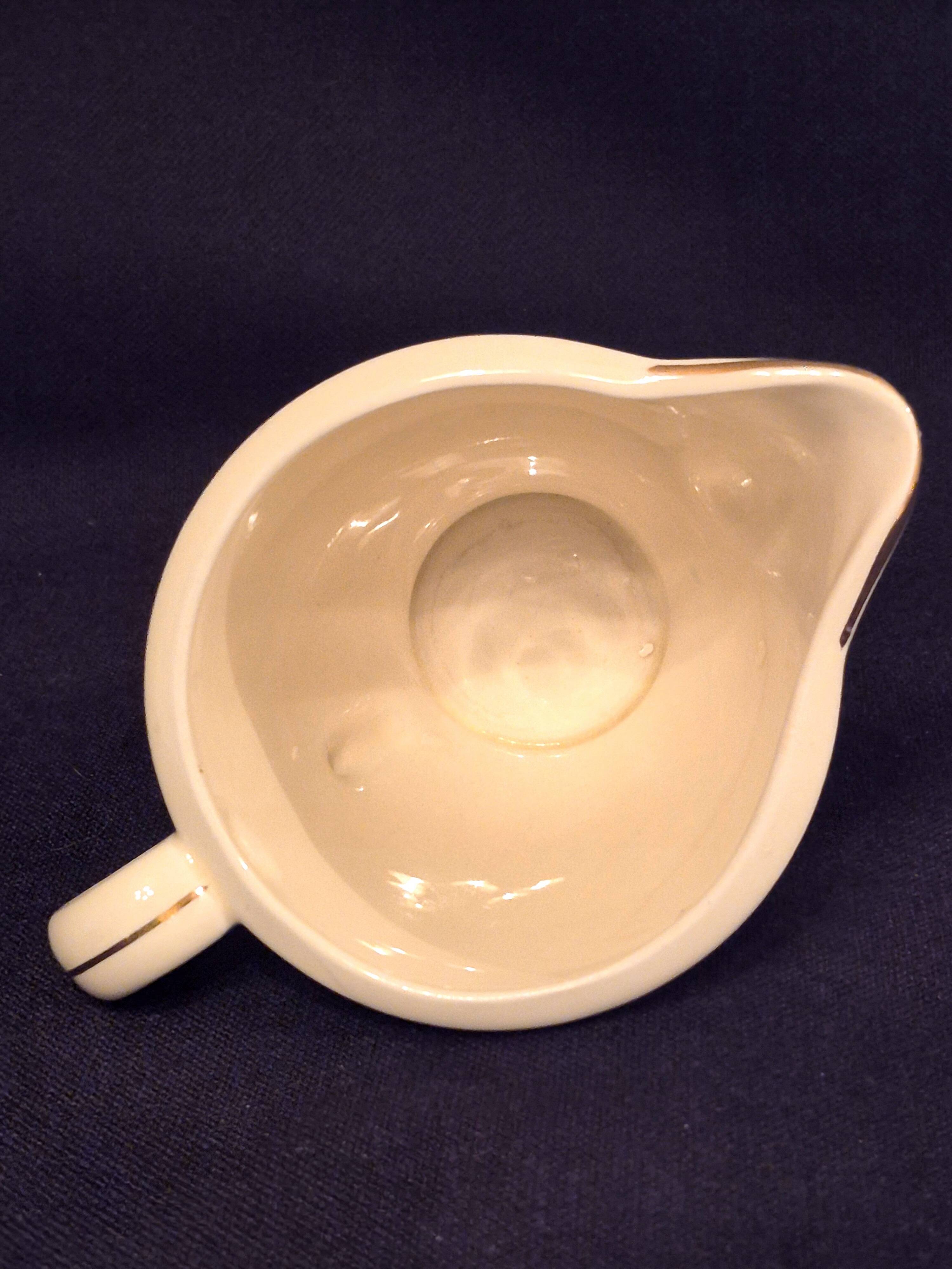 Antique milk jug in Gien earthenware, Valence model A040.