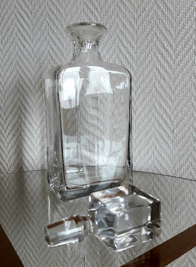 Whisky decanter with flat cap