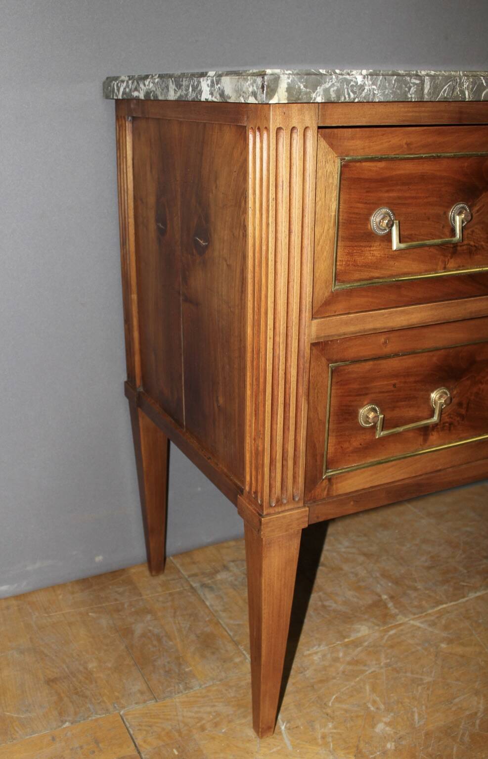 Commode Sauteuse Louis XVI en Noyer Fin XVIIIe