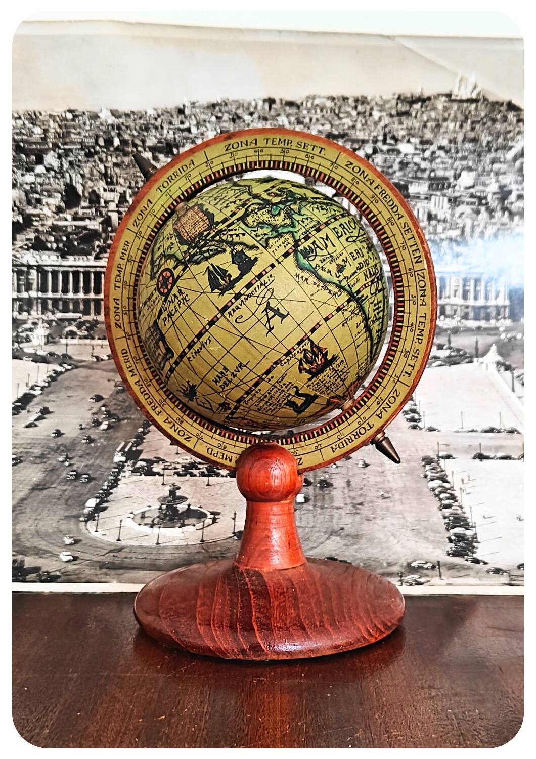 Globe terrestre en bois vintage
