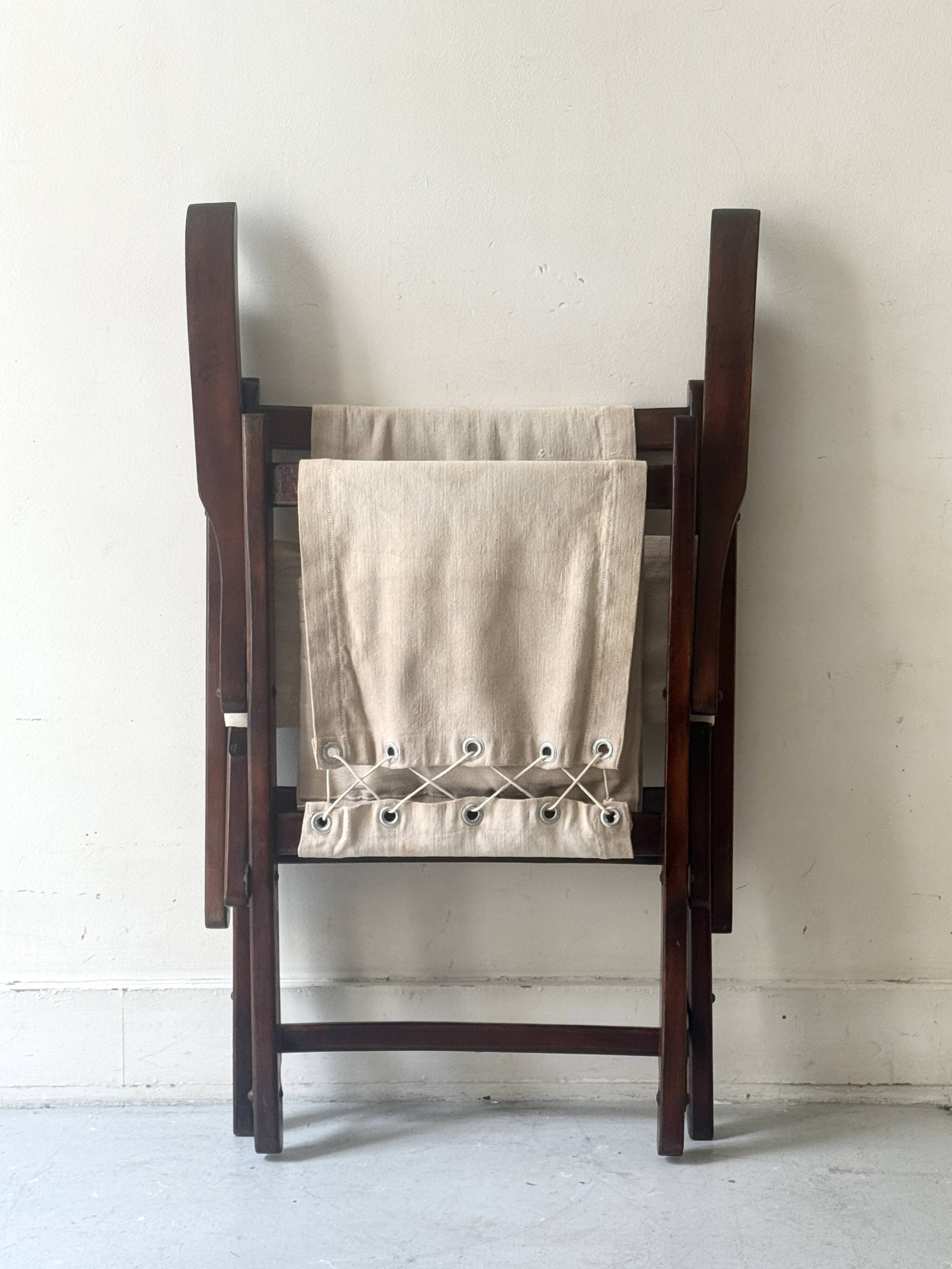 "Safari" folding chair in wood and ecru canvas, 1960s/1970s.