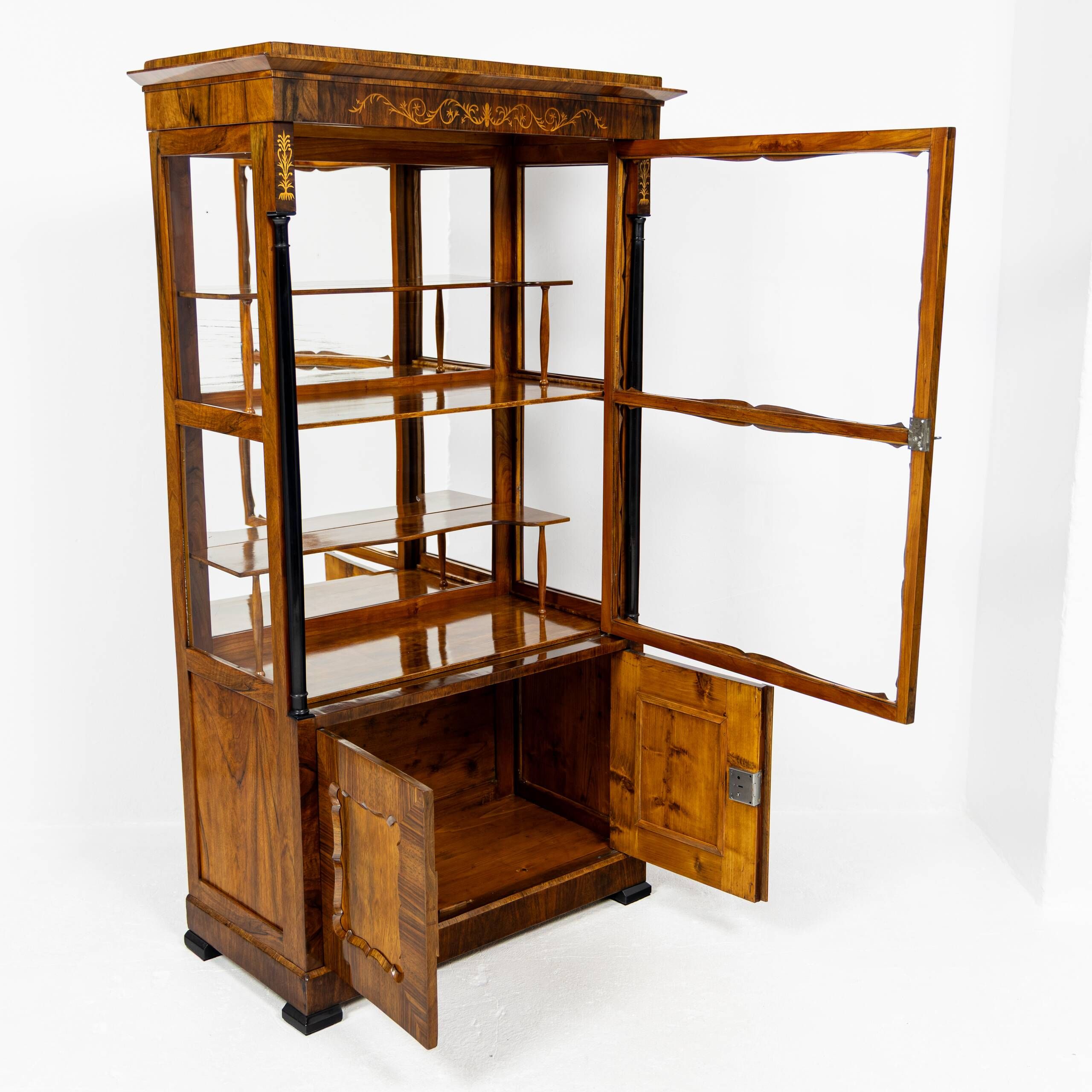 Small Biedermeier / Louis-Philippe display cabinet in walnut and birch 1840-1860