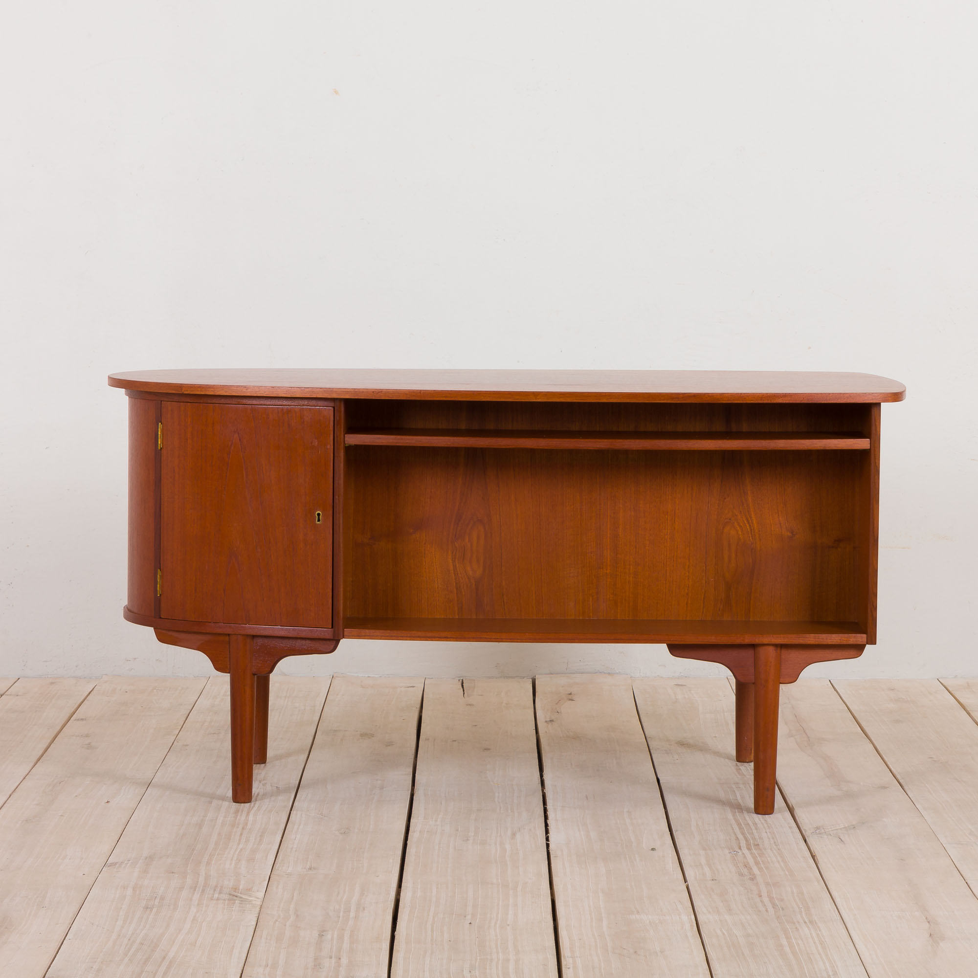Mid Century free standing bullet shape executive teak desk by H.P. Hansen, Denmark, 1960s