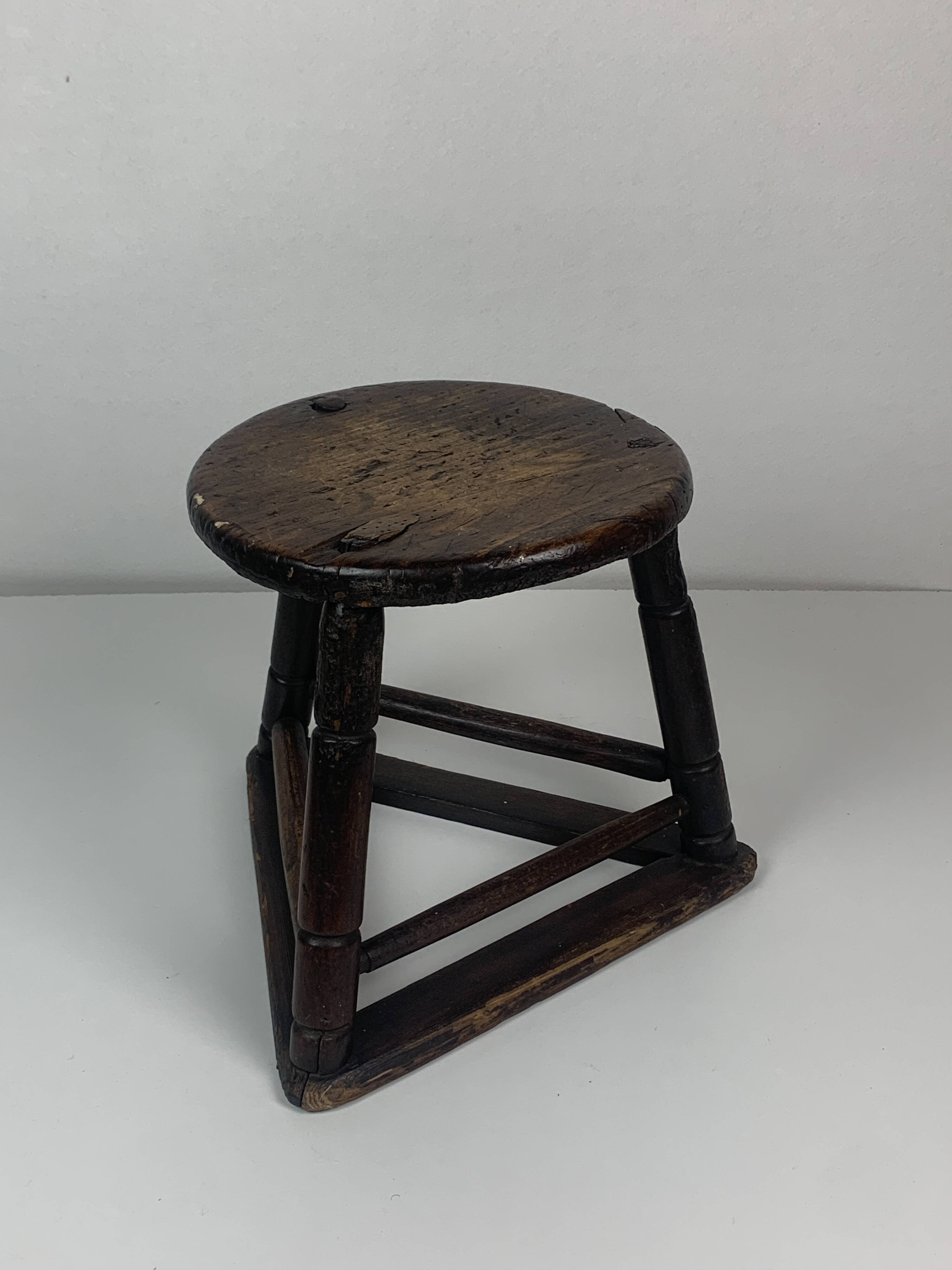 Tabouret tripode en bois ancien pour couteliers, bijoutiers et ouvriers