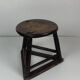 Tabouret tripode en bois ancien pour couteliers, bijoutiers et ouvriers