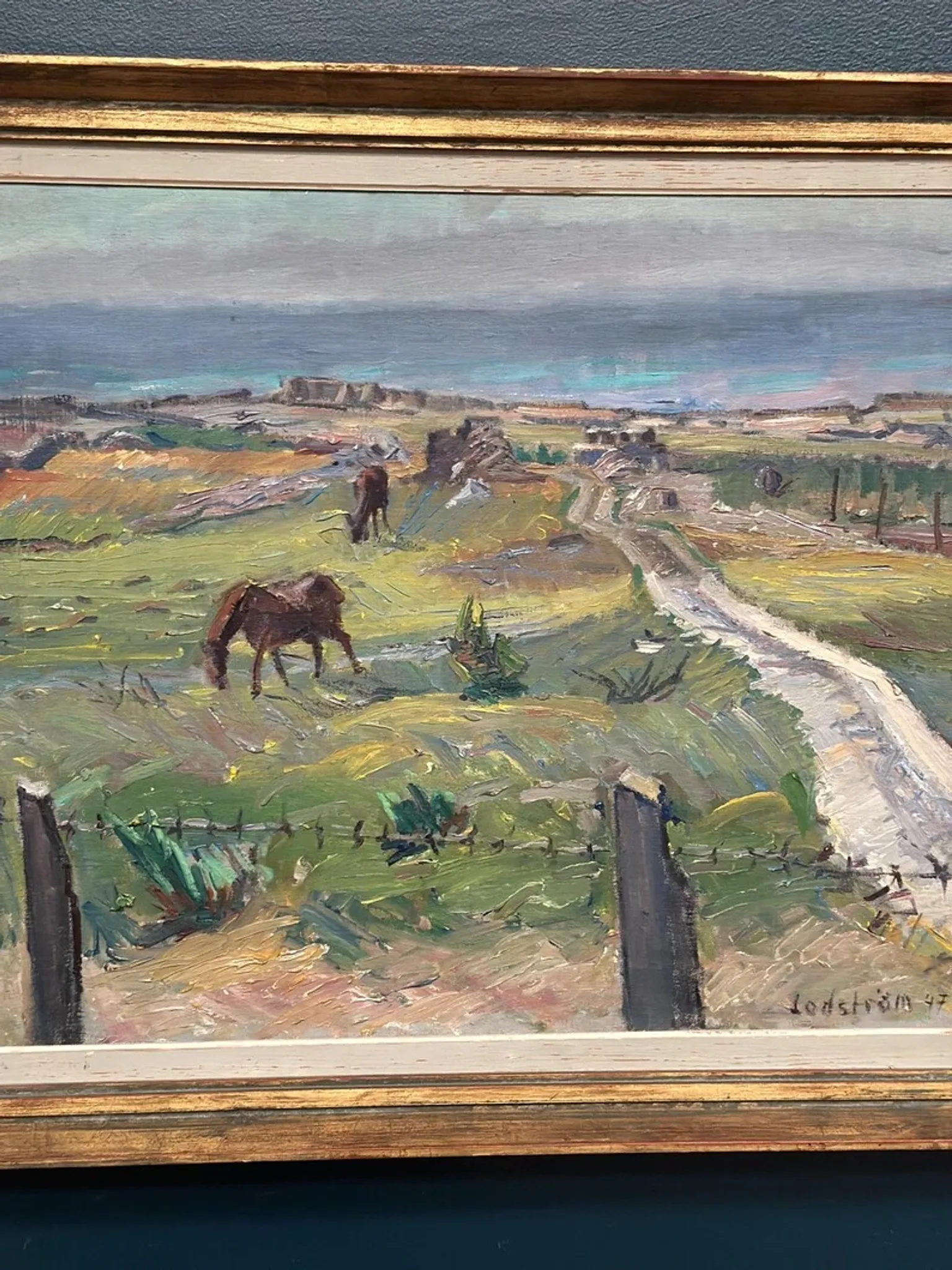 Original Swedish Oil on Canvas – "Coastal Scene with Horses" by Georg Lodström – Signed – 1947 – Framed – 77 × 66 cm