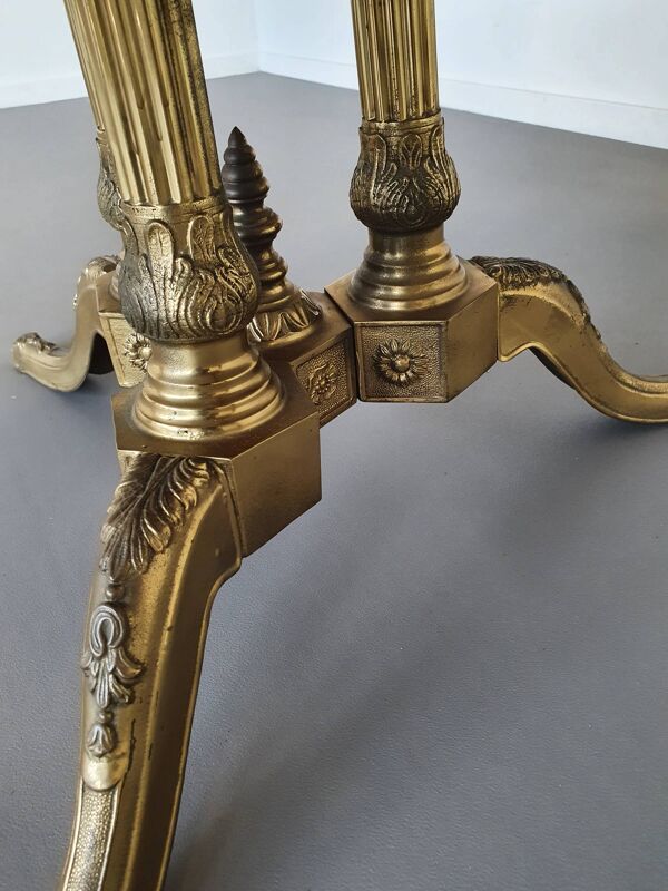 Table basse en marbre des années 1960. Plateau en marbre / piètement doré à la feuille avec de nombreux détails.